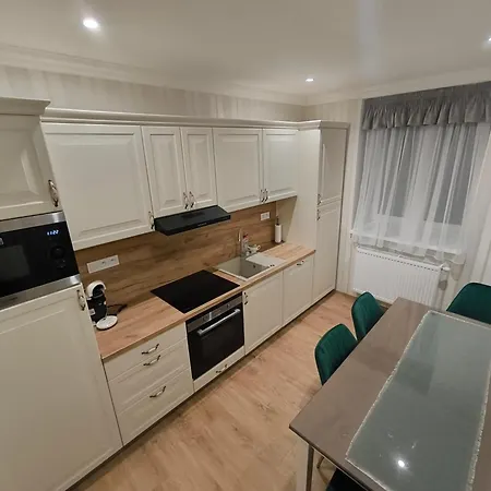 Apartmanyhurbanova1 Apartman *